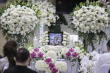 Keluarga dan kerabat mengikuti ibadah untuk mendoakan mendiang pendaki Puncak Cartensz Pyramid, Elsa Laksono di Rumah Duka Carolus, Jakarta, Senin (3/3/2025). Elsa Laksono wafat saat perjalanan turun dari Puncak Carstenz Pyramid karena indikasi terkena gejala acute mountain sickness (AMS). ANTARA FOTO/Dhemas Reviyanto/nz