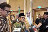 gift: dates, qurans for Indonesians