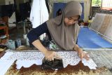 Pekerja membuat batik bermotif Garudeya di rumah produksi Batik Mojo, Kepanjen, Malang, Jawa Timur, Rabu (5/3/2025). Pengusaha batik setempat menggunakan motif kuno dari relief candi Kidal yakni buah mojo, medali dan garudeya sebagai ciri khas corak kain batik untuk kemudian dijual ke berbagai daerah melalui media sosial dengan  harga Rp150 ribu hingga Rp900 ribu per lembar dengan rata-rata jumlah produksi per hari sebanyak 20 lembar. Antara Jatim/Ari Bowo Sucipto/um