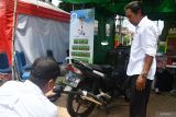 Petugas Dinas Lingkungan Hidup melakukan uji emisi gas buang kendaraan bermotor saat digelar layanan publik Organisasi Perangkat Daerah (OPD) di lapangan di Kota Madiun, Jawa Timur, Rabu (5/3/2025). Pemkot Madiun menghadirkan berbagai layanan publik OPD secara langsung di lapangan guna mendekatkan pelayanan kepada masyarakat, dan kegiatan itu merupakan bagian dari 100 hari kerja pertama Wali Kota Maidi-Wakil Wali Kota Bagus Panuntun sejak dilantik. Antara Jatim/Siswowidodo/um