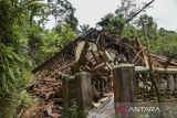 Suasana rumah yang ambruk akibat pergerakan tanah di Desa Cikondang, Kabupaten Tasikmalaya, Jawa Barat, Rabu (5/3/2025). BPBD Kabupaten Tasikmalaya mencatat bencana pergerakan tanah yang melanda di Kecamatan Cineam, Kabupaten Tasikmalaya itu semakin meluas dan mengakibatkan 91 rumah tidak bisa ditempati atau roboh dan lahan terdampak seluas 8-10 hektare. ANTARA FOTO/Adeng Bustomi/agr
