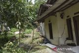 Suasana rumah yang ambruk akibat pergerakan tanah di Desa Cikondang, Kabupaten Tasikmalaya, Jawa Barat, Rabu (5/3/2025). BPBD Kabupaten Tasikmalaya mencatat bencana pergerakan tanah yang melanda di Kecamatan Cineam, Kabupaten Tasikmalaya itu semakin meluas dan mengakibatkan 91 rumah tidak bisa ditempati atau roboh dan lahan terdampak seluas 8-10 hektare. ANTARA FOTO/Adeng Bustomi/agr
