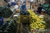 Pekerja membawa keranjang berisi buah blewah di Pasar Induk Tanah Tinggi, Kota Tangerang, Banten, Rabu (5/3/2025). Menurut pedagang permintaan buah-buahan pada awal Ramadhan 1446 H mengalami peningkatan sehingga pedagang menambah pasokan dari dua ton menjadi tujuh ton per hari dengan buah terlaris seperti semangka, melon, timun suri dan blewah. ANTARA FOTO/Putra M. Akbar/gp