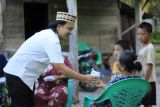 Polres Pesisir Barat bagikan takjil gratis ke rumah warga