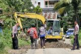 Polisi memperbaiki jalan rusak dan berlubang di Labuan Bajo