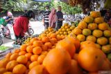 Pembeli memilih buah-buahan yang dijual di Pasar Pucang Anom, Surabaya, Jawa Timur, Rabu (5/3/2025). Menurut pedagang, sejak awal bulan Ramadhan penjualan buah mengalami peningkatan sebesar 50 persen sementara harga buah naga, melon, dan semangka naik sebesar Rp3.000 hingga Rp5.000 per kilogram dibandingkan hari biasa. ANTARA Jatim/Rizal Hanafi/mas.