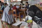 Tenaga kesehatan dari Puskesmas Cineam memeriksa kesehatan warga di Desa Cikondang, Kabupaten Tasikmalaya, Jawa Barat, Rabu (5/3/2025). Baznas, Dinas Kesehatan, BPJS Kesehatan dan Tagana Kabupaten Tasikmalaya menyediakan layanan pemeriksaan kesehatan gratis bagi warga yang terdampak pergerakan tanah. ANTARA FOTO/Adeng Bustomi/agr