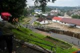 Warga merekam video lokasi jalan yang ambles di jalan Saleh Danasasmita, Kota Bogor, Jawa Barat, Selasa (4/3/2025). Hujan deras dengan intensitas tinggi di wilayah Bogor pada Selasa (4/3/2025) dini hari mengakibatkan jalan utama menuju Stasiun Batu Tulis, Kota Bogor tersebut ambles sepanjang 50 meter dan arus lalu lintas ditutup total untuk sementara waktu. ANTARA FOTO/Arif Firmansyah/agr