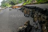 Suasana lokasi jalan yang ambles di jalan Saleh Danasasmita, Kota Bogor, Jawa Barat, Selasa (4/3/2025). Hujan deras dengan intensitas tinggi di wilayah Bogor pada Selasa (4/3/2025) dini hari mengakibatkan jalan utama menuju Stasiun Batu Tulis, Kota Bogor tersebut ambles sepanjang 50 meter dan arus lalu lintas ditutup total untuk sementara waktu. ANTARA FOTO/Arif Firmansyah/agr