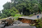 Petugas mengamati lokasi jalan yang ambles di jalan Saleh Danasasmita, Kota Bogor, Jawa Barat, Selasa (4/3/2025). Hujan deras dengan intensitas tinggi di wilayah Bogor pada Selasa (4/3/2025) dini hari mengakibatkan jalan utama menuju Stasiun Batu Tulis, Kota Bogor tersebut ambles sepanjang 50 meter dan arus lalu lintas ditutup total untuk sementara waktu. ANTARA FOTO/Arif Firmansyah/agr