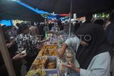 Pedagang melayani pembeli di pasar takjil Kota Bengkulu, Bengkulu, Selasa (4/3/2025). Pasar takjil yang hanya ada pada bulan Ramadhan itu menyediakan berbagai macam makanan dan minuman dan menjadi pilihan warga untuk membeli menu berbuka puasa. ANTARA FOTO/Muhammad Izfaldi/tom.