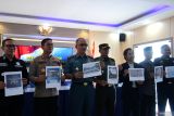 Danlanal Banyuwangi Letkol Laut (P) Hafidz (ketiga kiri) bersama Dandim 0825 Banyuwangi Letkol Arh Joko Sukoyo (keempat kanan) dan sejumlah instansi Polri dan Dinas terkait menunjukan foto barang bukti pada kasus ilegal fishing di Lanal Banyuwangi, Jawa Timur, Kamis (6/3/2025). Tim Second Fleet Quick Response (AFQR) Lanal Banyuwangi berhasil menangkap 4 pelaku ilegal fishing yang melakukan aktivitas penangkapan ikan menggunakan bahan peledak yang dirakit menggunakan bahan-bahan yang diperoleh dari pembelian online. Antara Jatim/Budi Candra Setya/um