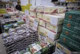 Calon pembeli memilih kurma kemasan yang dijual di kawasan Masjid Ampel, Surabaya, Jawa Timur, Kamis (6/3/2025). Pada bulan Ramadhan penjualan kurma seharga Rp25 ribu hingga ratusan ribu per kilogram tersebut mengalami peningkatan hingga 50 persen dibanding hari biasa. Antara Jatim/Rizal Hanafi/um