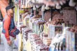 Calon pembeli memilih kurma yang dijual di kawasan Masjid Ampel, Surabaya, Jawa Timur, Kamis (6/3/2025). Pada bulan Ramadhan penjualan kurma seharga Rp25 ribu hingga ratusan ribu per kilogram tersebut mengalami peningkatan hingga 50 persen dibanding hari biasa. Antara Jatim/Rizal Hanafi/um