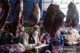 Petugas Dinas Pertanian dan Ketahanan Pangan Kabupaten Tangerang memeriksa daging sapi saat kegiatan pengawasan produk asal hewan di Pasar Cikupa, Kabupaten Tangerang, Banten, Kamis (6/3/2025). Kementerian Pertanian meminta Pemerintah Daerah memperketat pengawasan terhadap rantai pasok pangan hewani guna mencegah praktik penyimpangan yang dapat mengancam kualitas dan keamanan produk untuk dikonsumsi masyarakat selama Ramadhan hingga Idul Fitri 2025. ANTARA FOTO/Putra M. Akbar/gp