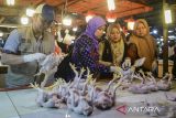 Petugas Dinas Pertanian dan Ketahanan Pangan Kabupaten Tangerang memeriksa daging sapi saat kegiatan pengawasan produk asal hewan di Pasar Cikupa, Kabupaten Tangerang, Banten, Kamis (6/3/2025). Kementerian Pertanian meminta Pemerintah Daerah memperketat pengawasan terhadap rantai pasok pangan hewani guna mencegah praktik penyimpangan yang dapat mengancam kualitas dan keamanan produk untuk dikonsumsi masyarakat selama Ramadhan hingga Idul Fitri 2025. ANTARA FOTO/Putra M. Akbar/gp