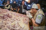 Petugas Dinas Pertanian dan Ketahanan Pangan Kabupaten Tangerang memeriksa daging sapi saat kegiatan pengawasan produk asal hewan di Pasar Cikupa, Kabupaten Tangerang, Banten, Kamis (6/3/2025). Kementerian Pertanian meminta Pemerintah Daerah memperketat pengawasan terhadap rantai pasok pangan hewani guna mencegah praktik penyimpangan yang dapat mengancam kualitas dan keamanan produk untuk dikonsumsi masyarakat selama Ramadhan hingga Idul Fitri 2025. ANTARA FOTO/Putra M. Akbar/gp