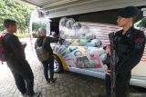 Petugas kepolisian mengamankan penukarkan uang baru pada mobil kas keliling Bank Indonesia saat kegiatan bertajuk Semarak Rupiah Ramadhan dan Berkah Idul Fitri (Serambi) 2025 di Kabupaten Kediri, Jawa Timur, Kamis (6/3/2025). Kantor perwakilan Bank Indonesia Kediri bekerjasama dengan perbankan menyediakan layanan penukaran uang rupiah layak edar melalui kegiatan Serambi 2025 di 70 titik yang tersebar di 13 Kabupaten/Kota dengan jumlah Rp4,9 triliun untuk memenuhi kebutuhan masyarakat pada periode Ramadhan dan Idul Fitri. ANTARA Jatim/Prasetia Fauzani/mas.