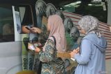 Warga menukarkan uang baru pada mobil kas keliling Bank Indonesia saat kegiatan bertajuk Semarak Rupiah Ramadhan dan Berkah Idul Fitri (Serambi) 2025 di Kabupaten Kediri, Jawa Timur, Kamis (6/3/2025). Kantor perwakilan Bank Indonesia Kediri bekerjasama dengan perbankan menyediakan layanan penukaran uang rupiah layak edar melalui kegiatan Serambi 2025 di 70 titik yang tersebar di 13 Kabupaten/Kota dengan jumlah Rp4,9 triliun untuk memenuhi kebutuhan masyarakat pada periode Ramadhan dan Idul Fitri. ANTARA Jatim/Prasetia Fauzani/mas.