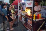 Pengunjung  berburu takjil di pasar takjil yang diikuti lebih dari 50 UMKM di jalan raya Pasar Wage, Tulungagung, Jawa Timur, Senin (3/3/2025). Sembari ngabuburit dan menikmati suasana sore di tengah kota, warga berburu aneka makanan dan minuman takjil untuk berbuka puasa. Ramadhan ANTARA Jatim/Destyan Sujarwoko/mas.