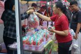 Pengunjung  berburu takjil di pasar takjil yang diikuti lebih dari 50 UMKM di jalan raya Pasar Wage, Tulungagung, Jawa Timur, Senin (3/3/2025). Sembari ngabuburit dan menikmati suasana sore di tengah kota, warga berburu aneka makanan dan minuman takjil untuk berbuka puasa. Ramadhan ANTARA Jatim/Destyan Sujarwoko/mas.