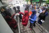 Warga antre untuk menukarkan uang baru di layanan mobil kas keliling Bank Indonesia di Alun Alun Sidoarjo, Jawa Timur, Kamis (6/3/2025). Bank Indonesia bekerja sama dengan perbankan menyediakan layanan penukaran pecahan uang rupiah baru di seluruh Indonesia dengan uang layak edar (ULE) sebesar Rp 180,9 triliun dalam rangka memenuhi kebutuhan masyarakat pada bulan Ramadhan dan Idul Fitri 1446 H. Antara Jatim/Umarul Faruq