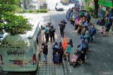 Warga antre untuk menukarkan uang baru di layanan mobil kas keliling Bank Indonesia di Alun Alun Sidoarjo, Jawa Timur, Kamis (6/3/2025). Bank Indonesia bekerja sama dengan perbankan menyediakan layanan penukaran pecahan uang rupiah baru di seluruh Indonesia dengan uang layak edar (ULE) sebesar Rp 180,9 triliun dalam rangka memenuhi kebutuhan masyarakat pada bulan Ramadhan dan Idul Fitri 1446 H. Antara Jatim/Umarul Faruq
