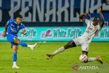 Pesepak bola Persib Bandung Ciro Alves (kiri) menendang bola dibayangi pesepak bola Persik Kediri Ousmane Fane (kanan) saat pertandingan BRI Liga 1 di Stadion Gelora Bandung Lautan Api (GBLA), Bandung, Jawa Barat, Rabu (5/3/2025). Persib Bandung menang atas Persik Kediri dengan skor 4-1. ANTARA FOTO/Raisan Al Farisi/agr