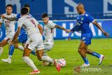 Pesepak bola Persik Kediri Fransisco Pereira (kedua kanan) menarik baju pesepak bola Persib Bandung David Da Silva (kanan) saat pertandingan BRI Liga 1 di Stadion Gelora Bandung Lautan Api (GBLA), Bandung, Jawa Barat, Rabu (5/3/2025). Persib Bandung menang atas Persik Kediri dengan skor 4-1. ANTARA FOTO/Raisan Al Farisi/agr