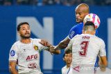 Pesepak bola Persib Bandung David Da Silva (kedua kanan) berebut bola dengan pesepak bola Persik Kediri Fransisco Pereira (kanan) dan Brendon Lucaas (kiri) saat pertandingan BRI Liga 1 di Stadion Gelora Bandung Lautan Api (GBLA), Bandung, Jawa Barat, Rabu (5/3/2025). Persib Bandung menang atas Persik Kediri dengan skor 4-1. ANTARA FOTO/Raisan Al Farisi/agr