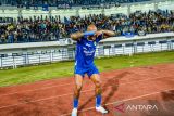 Pesepak bola Persib Bandung David Da Silva melakukan seleberasi usai mencetak gol ke gawang Persik Kediri saat pertandingan BRI Liga 1 di Stadion Gelora Bandung Lautan Api (GBLA), Bandung, Jawa Barat, Rabu (5/3/2025). Persib Bandung menang atas Persik Kediri dengan skor 4-1. ANTARA FOTO/Raisan Al Farisi/agr