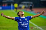 Pesepak bola Persib Bandung Beckham Putra melakukan seleberasi usai mencetak gol ke gawang Persik Kediri saat pertandingan BRI Liga 1 di Stadion Gelora Bandung Lautan Api (GBLA), Bandung, Jawa Barat, Rabu (5/3/2025). Persib Bandung menang atas Persik Kediri dengan skor 4-1. ANTARA FOTO/Raisan Al Farisi/agr
