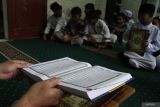 Siswa mengikuti kegiatan khataman Al Quran dalam pondok ramadhan di SDN Tanjungrejo 5, Malang, Jawa Timur, Jumat (7/3/2025). Pondok ramadhan tersebut diadakan selama dua hari dan diisi dengan berbagai kegiatan ke-Islaman antara lain menggambar kaligrafi, shalat dhuha bersama, khataman dan  hafalan surat Al Quran guna meningkatkan ketakwaan siswa kepada Allah SWT. Antara Jatim/Ari Bowo Sucipto/um