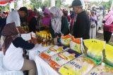 Warga mengantre untuk membeli bahan pangan saat digelar Gerakan Pangan Murah di Kota Madiun, Jawa Timur, Jumat (7/3/2025). Kegiatan yang digelar Dinas Pertanian dan Ketahanan Pangan Provinsi Jawa Timur bersama Dinas Ketahanan Pangan dan Pertanian Kota Madiun menyediakan berbagai kebutuhan pokok dengan harga lebih murah antara Rp2.000-Rp3.000 per kilogram dibanding harga pasar itu dalam rangka menjaga stabilitas pasokan dan harga pangan menjelang Hari Raya Idul Fitri 1446 H. Antara Jatim/Siswowidodo/um