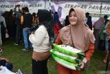 Warga membawa bahan pangan yang dibeli saat digelar Gerakan Pangan Murah di Kota Madiun, Jawa Timur, Jumat (7/3/2025). Kegiatan yang digelar Dinas Pertanian dan Ketahanan Pangan Provinsi Jawa Timur bersama Dinas Ketahanan Pangan dan Pertanian Kota Madiun menyediakan berbagai kebutuhan pokok dengan harga lebih murah antara Rp2.000-Rp3.000 per kilogram dibanding harga pasar itu dalam rangka menjaga stabilitas pasokan dan harga pangan menjelang Hari Raya Idul Fitri 1446 H. Antara Jatim/Siswowidodo/um
