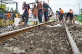 Pekerja membawa bantalan beton untuk dipasang bawah rel jalur kereta api  kawasan Stasiun Tulungagung, Jawa Timur, Jumat (7/3/2025). Perbaikan bantalan rel itu dilakukan untuk meningkatkan standar keselamatan dan mencegah risiko kecelakaan kereta api. Antara Jatim/Destyan Sujarwoko/um