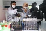 Petugas Badan Pengawasan Obat dan Makanan (BPOM) mengamati tabung reaksi saat uji kelayakan makanan dan minuman pada laboratorium keliling di pasar takjil musiman, Kota Kediri, Jawa Timur, Jumat (7/3/2025). Uji 30 sampel makanan dan minuman tersebut guna mengantisipasi peredaran takjil tidak layak konsumsi seperti mengandung formalin, boraks, pewarna tekstil atau zat berbahaya lainnya. Antara Jatim/Prasetia Fauzani/um
