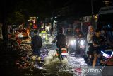 Kendaraan melintasi jalan yang tergenang banjir di Ciwastra, Bandung, Jawa Barat, Jumat (7/3/2025). Sejumlah wilayah di Kota Bandung tergenang banjir setinggi 30 - 50 sentimeter akibat diguyur hujan deras pada Jumat petang hingga malam hari. ANTARA FOTO/Raisan Al Farisi/agr
