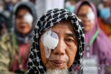 Lansia berada di ruangan setelah menjalani operasi katarak di RSAU dr M Salamun di Bandung, Jawa Barat, Jumat (7/3/2025). Kementerian Sosial bekerja sama dengan RS AU Salamun menyelenggarakan layanan operasi katarak gratis kepada 275 lansia yang ada di Bandung Raya dan sejak tahun 2022 hingga awal Maret 2025 Kemensos telah memberikan layanan operasi katarak gratis kepada 11.319 jiwa yang tersebar di seluruh Indonesia. ANTARA FOTO/Raisan Al Farisi/agr