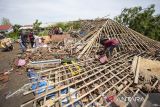 Warga bersama personel polisi membersihkan puing rumah yang ambruk akibat diterjang angin puting beliung di Desa Pabean ilir, Pasekan, Indramayu, Jawa Barat, Jumat (7/3/2025). Angin puting beliung yang terjadi pada Kamis (6/3/2025) malam itu mengakibatkan 91 rumah warga dan dua bangunan sekolah di desa itu mengalami kerusakan. ANTARA FOTO/Dedhez Anggara/agr