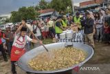 YouTuber Bobon Santoso melakukan demo masak di Pinang, Kota Tangerang, Banten, Kamis (6/3/2025). Pada kesempatan demo memasak tersebut sebanyak 1.000 porsi ayam dibagikan secara gratis sebagai hidangan berbuka puasa bagi warga sekitar. ANTARA FOTO/Putra M. Akbar/gp