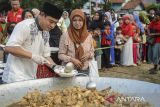 YouTuber Bobon Santoso melakukan demo masak di Pinang, Kota Tangerang, Banten, Kamis (6/3/2025). Pada kesempatan demo memasak tersebut sebanyak 1.000 porsi ayam dibagikan secara gratis sebagai hidangan berbuka puasa bagi warga sekitar. ANTARA FOTO/Putra M. Akbar/gp