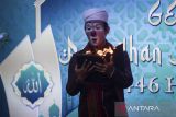 Badut Syariah Yahya Edward melakukan trik sulap saat menyampaikan dongeng pada Gebyar Ramadhan Kariim Al-Ittihad di Masjid Al-Ittihad, Kota Tangerang, Banten, Jumat (7/3/2025). Dongeng yang menceritakan akhlak dan adab terhadap orang tua tersebut dilakukan untuk menghibur anak-anak sambil menunggu waktu untuk berbuka puasa . ANTARA FOTO/Putra M. Akbar/gp