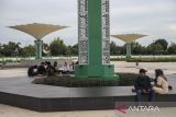 Warga mengunjungi Keraton Surosowan di Kota Serang, Banten, Jumat (7/3/2025). Kawasan Banten Lama yang terdapat banyak situs bersejarah peninggalan Kesultanan Banten seperti Keraton Surosowan, Masjid Agung Banten, dan Benteng Speelwijk tersebut merupakan objek wisata religi yang menjadi tempat favorit bagi warga untuk menunggu waktu berbuka puasa. ANTARA FOTO/Angga Budhiyanto/gp