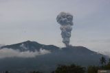 Gunung Marapi erupsi dengan tinggi abu 1.200 meter jelang sahur Ramadhan