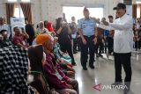 Menteri Sosial Saifullah Yusuf menyapa lansia yang telah menjalani operasi katarak di RSAU dr M Salamun di Bandung, Jawa Barat, Jumat (7/3/2025). Dalam kunjungannya di Kota Bandung, Menteri Sosial meninjau program operasi katarak gratis serta menandatangani nota kesepahaman Menteri Sosial dengan 13 perguruan tinggi. ANTARA FOTO/Raisan Al Farisi/agr