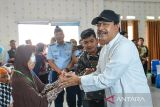Menteri Sosial Saifullah Yusuf menyapa lansia yang telah menjalani operasi katarak di RSAU dr M Salamun di Bandung, Jawa Barat, Jumat (7/3/2025). Dalam kunjungannya di Kota Bandung, Menteri Sosial meninjau program operasi katarak gratis serta menandatangani nota kesepahaman Menteri Sosial dengan 13 perguruan tinggi. ANTARA FOTO/Raisan Al Farisi/agr