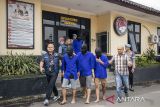 Polisi menggiring sejumlah tersangka saat pengungkapan kasus penyalahgunaan narkotika jenis sabu di Polres Cimahi, Kota Cimahi, Jawa Barat, Jumat (7/3/2025). Satuan Reserse Narkoba Polres Cimahi menangkap Ketua Bawaslu Kabupaten Bandung Barat Riza Nasrul Falah Sopandi serta lima tersangka lainnya dalam kasus penyalahgunaan narkotika jenis sabu-sabu dengan barang bukti 20,94 gram dan 0,84 gram sabu-sabu, satu bungkus plastik klip bening, tujuh buah microtube dan tiga buah microtube bening. ANTARA FOTO/Abdan Syakura/agr