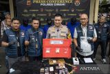 Kapolres Cimahi AKBP Tri Suhartanto (kedua kanan) beserta jajaran menunjukkan barang bukti saat pengungkapan kasus penyalahgunaan narkotika jenis sabu di Polres Cimahi, Kota Cimahi, Jawa Barat, Jumat (7/3/2025). Satuan Reserse Narkoba Polres Cimahi menangkap Ketua Bawaslu Kabupaten Bandung Barat Riza Nasrul Falah Sopandi serta lima tersangka lainnya dalam kasus penyalahgunaan narkotika jenis sabu-sabu dengan barang bukti 20,94 gram dan 0,84 gram sabu-sabu, satu bungkus plastik klip bening, tujuh buah microtube dan tiga buah microtube bening. ANTARA FOTO/Abdan Syakura/agr