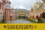 Suasana penyegelan bangunan yang diduga merusak lingkungan di kawasan wisata Hibisc Fantasy Puncak, Bogor, Jawa Barat, Kamis (6/3/2025). Kementerian Lingkungan Hidup menginspeksi dan memasang papan pengawasan lingkungan hidup di empat lokasi di hulu Daerah Aliran Sungai (DAS) Ciliwung yang diduga dibangun tanpa persetujuan lingkungan dan berkontribusi dalam banjir di wilayah hilir. ANTARA FOTO/Arif Firmansyah/nz